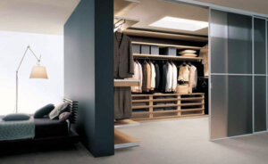 Modernes Schlafzimmer mit begehbarer Kleiderschrank