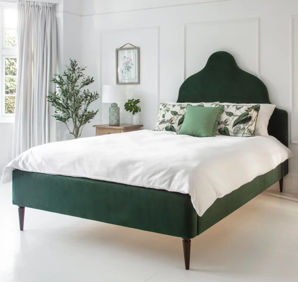 Grünes Bett im Vintage Stil